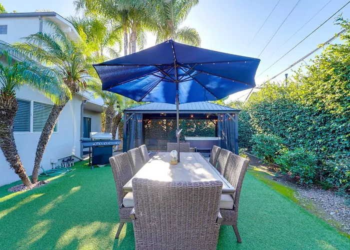 Shores Perfection - Spa, Ac, Pet Friendly, Parking, Fire Pit & Massive Private Yard!