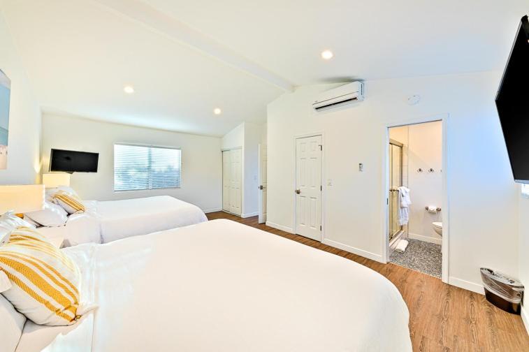 Casa de férias Shores Perfection - Spa, Ac, Pet Friendly, Parking, Fire Pit & Massive Private Yard! *