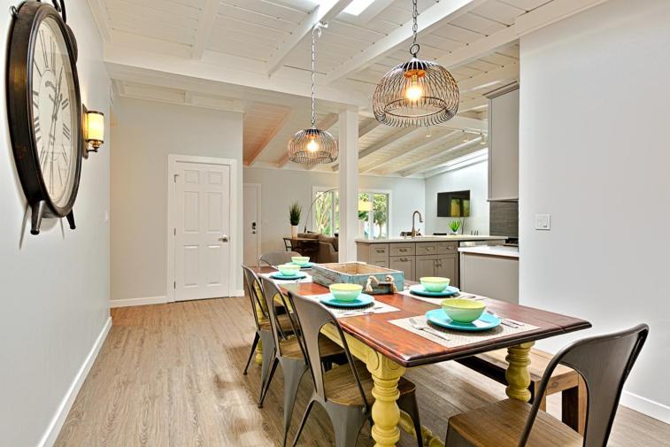 Casa de férias Shores Perfection - Spa, Ac, Pet Friendly, Parking, Fire Pit & Massive Private Yard!