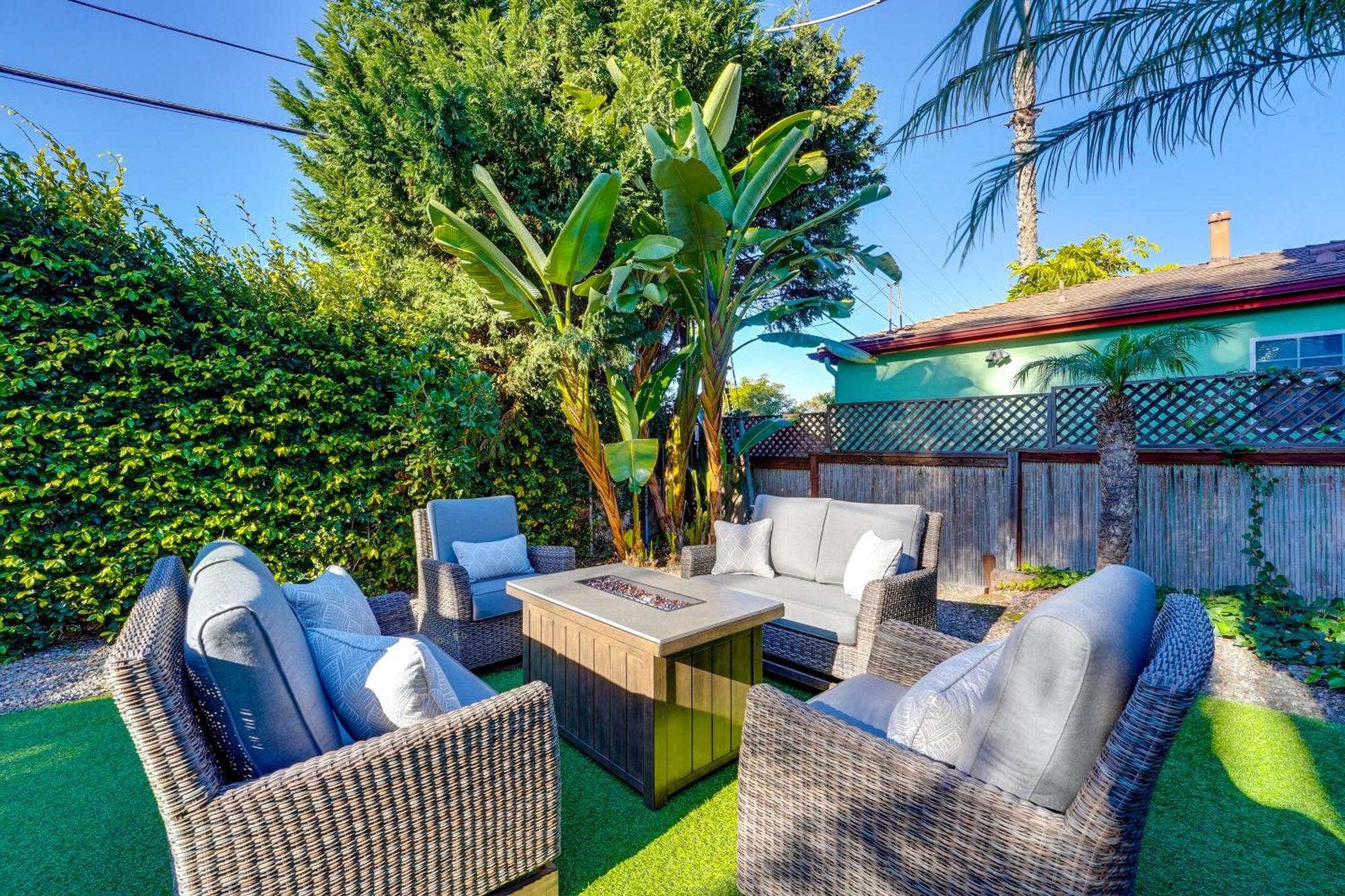 Casa de férias Shores Perfection - Spa, Ac, Pet Friendly, Parking, Fire Pit & Massive Private Yard! *